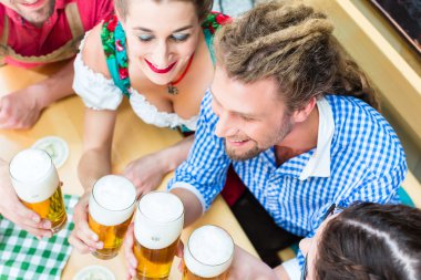 Bavyera restoran veya bar bira içiyor arkadaşlar