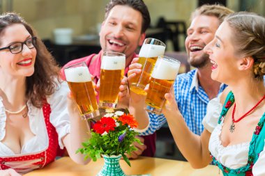 Bavyera restoran veya bar bira içiyor arkadaşlar
