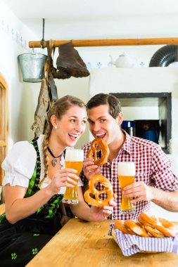 Bavyera restoranda buğday bira içme Çift