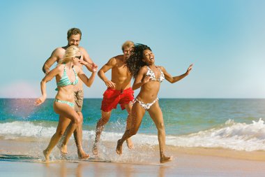 Beach Tatil üzerinde çalışan arkadaşlar