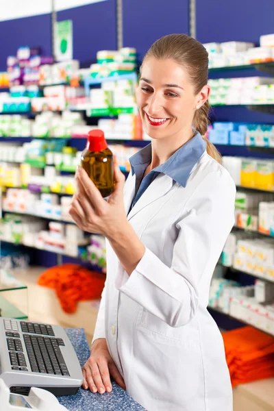 Farmacêutica feminina na farmácia — Fotografia de Stock