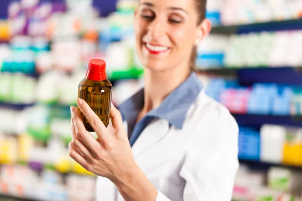 Farmacêutica feminina na farmácia — Fotografia de Stock