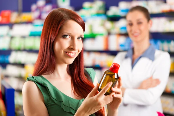 Cliente in farmacia — Foto Stock