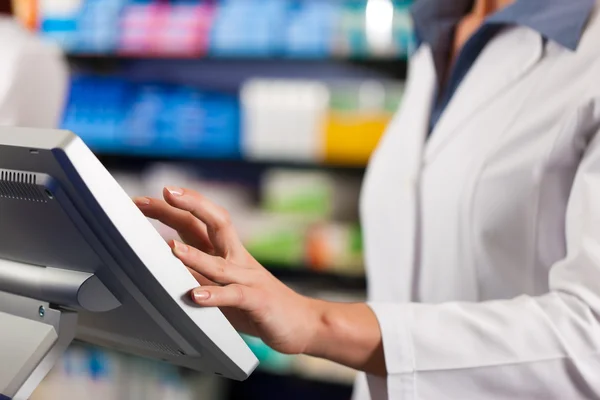 Farmacéutica en la cajera de la farmacia —  Fotos de Stock