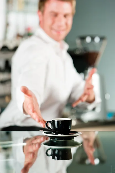 Coffee - barista prezentuje kawy — Zdjęcie stockowe