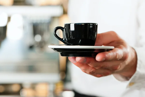 Coffeeshop - barista presents coffee or cappuccino — Stock Photo, Image