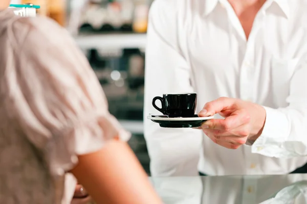 Coffeeshop - barista waits a coffee — Stock Photo, Image