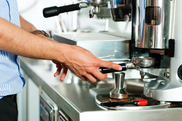 Barista bereidt espresso — Stockfoto