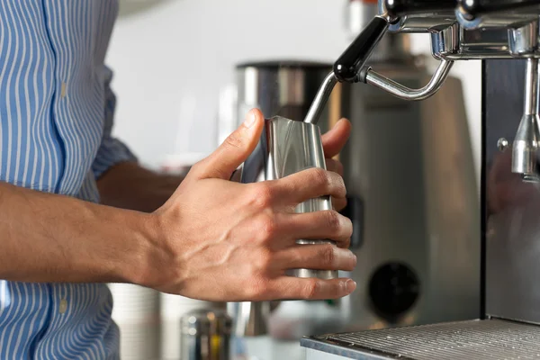 Barista bereidt cappuccino — Stockfoto