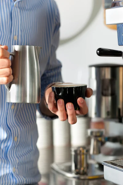 Barista bereidt cappuccino — Stockfoto