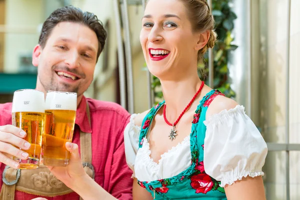 Jovem casal na Baviera em restaurante ou pub — Fotografia de Stock