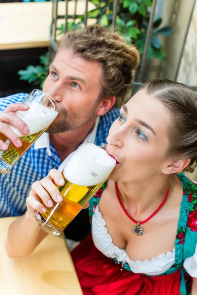Coppia giovane in Baviera in ristorante o pub — Foto Stock