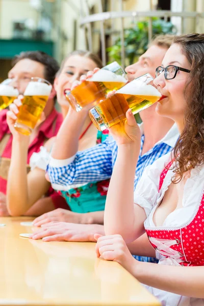 人们喝啤酒在巴伐利亚的餐厅或酒吧 — 图库照片
