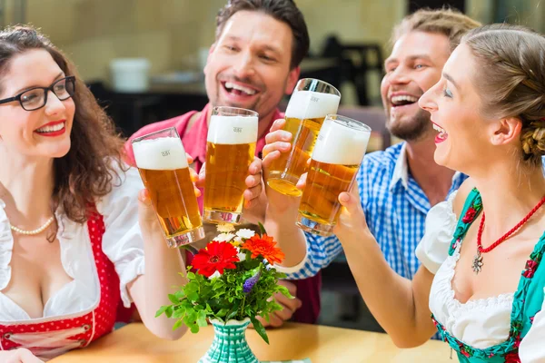 Znajomych do picia piwa w bawarskiej restauracji czy pubu — Zdjęcie stockowe