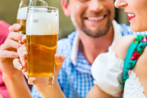 Jóvenes en Bavarian Tracht en restaurante o pub — Foto de Stock