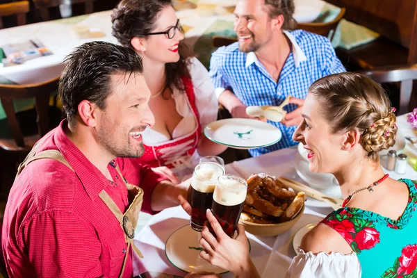 Άνθρωποι στο βαυαρικό Tracht φαγητό στο εστιατόριο ή μπαρ — Φωτογραφία Αρχείου