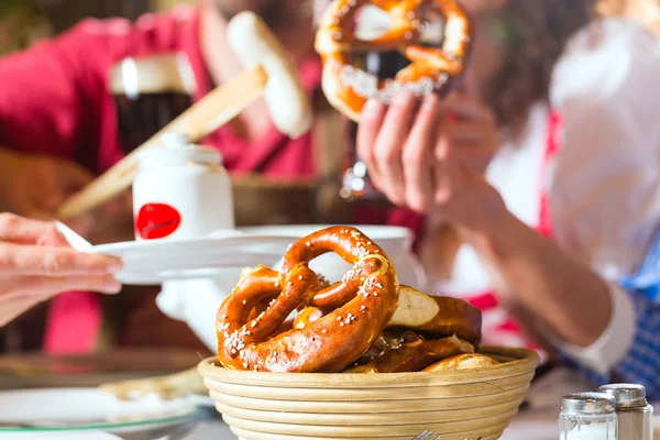 Mensen in Beierse klederdracht eten in restaurant of pub — Stockfoto