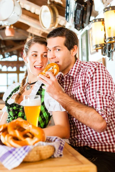 Par dricka veteöl i bayersk restaurang — Stockfoto