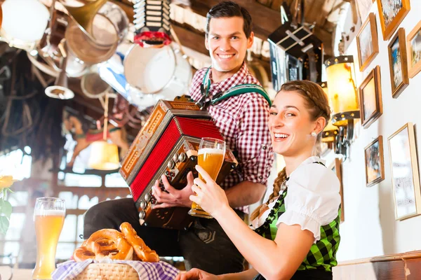 Músico no restaurante bávaro tocando acordeão — Fotografia de Stock