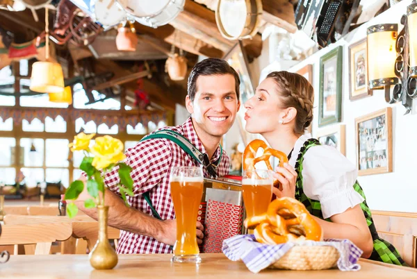 Musiker in bayerischem Restaurant spielt Akkordeon — Stockfoto