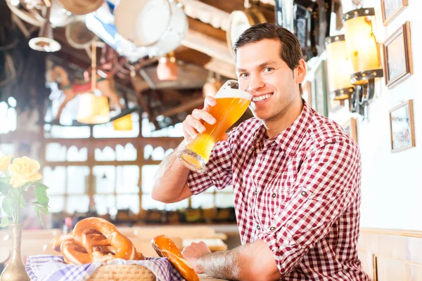 Баварский мужчина пьет пшеничное пиво — стоковое фото