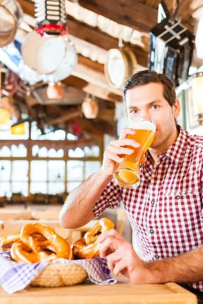 Bavyera adam buğday bira içmek — Stok fotoğraf