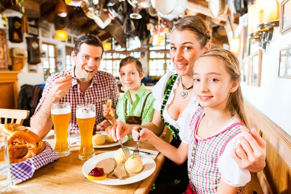 在德国餐厅吃巴法力亚家庭 — 图库照片