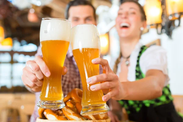 Couple drinking wheat beer in bavarian restaurant — Stock Photo, Image