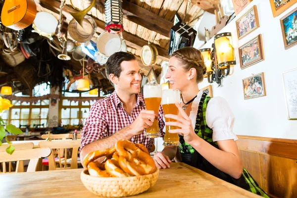 Пара пьющих пшеничное пиво в баварском ресторане — стоковое фото