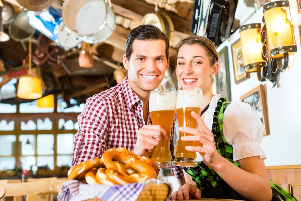 Casal beber cerveja de trigo no restaurante da Baviera — Fotografia de Stock