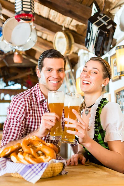 Ζευγάρι πίνοντας μπύρα σίτου σε βαυαρικό εστιατόριο — Φωτογραφία Αρχείου