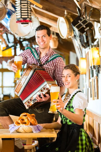 Restaurant bavarois avec bière et bretzels — Photo