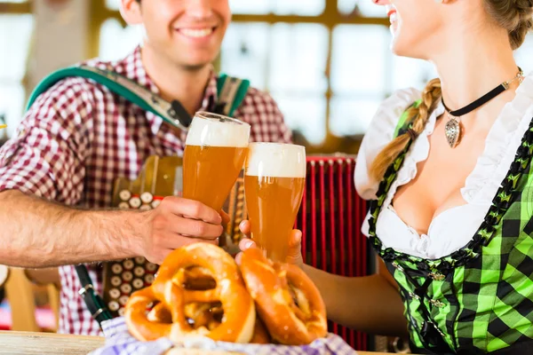 Restaurant bavarois avec bière et bretzels — Photo