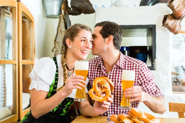 Pareja bebiendo cerveza de trigo en restaurante bavariano — Foto de Stock