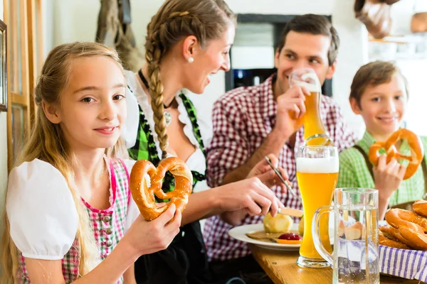 Menina bávara com a família no restaurante — Fotografia de Stock