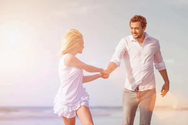 Paar am Strand im Flitterwochen-Urlaub — Stockfoto