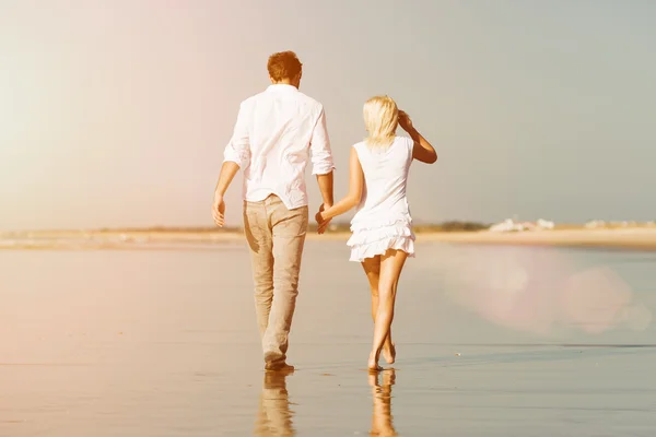 Par på stranden i sommarsemester — Stockfoto
