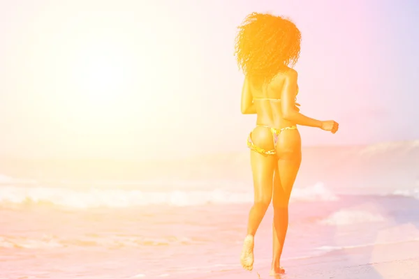 Женщина на пляже во время летних каникул — стоковое фото