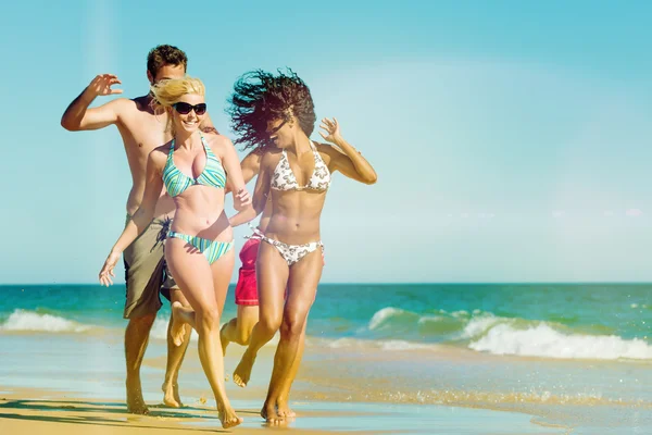 Freunde laufen im Strandurlaub — Stockfoto