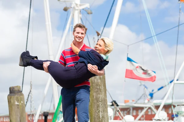 Paar spaziert am Yachthafen — Stockfoto