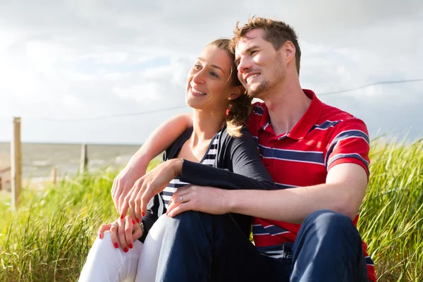 Par njuter av semester på stranden dune — Stockfoto