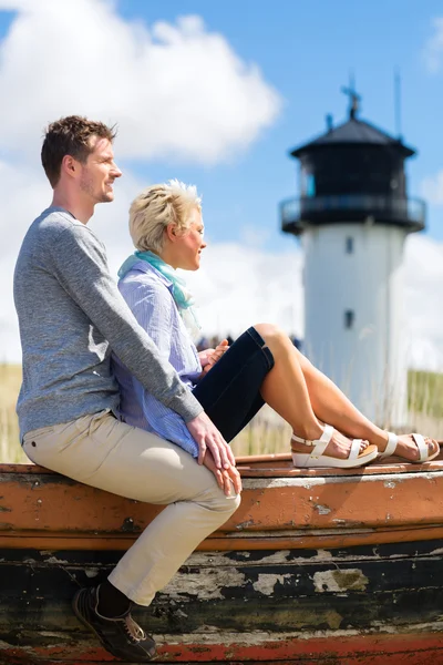 Par njuter av semester på stranden dune — Stockfoto