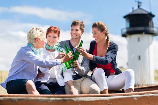 Amici che bevono birra in bottiglia in spiaggia — Foto Stock