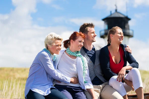 Vrienden drinken van gebotteld bier op strand — Stockfoto