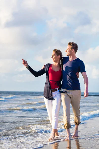 Couple take a walk at German north sea beach — Stock Photo, Image