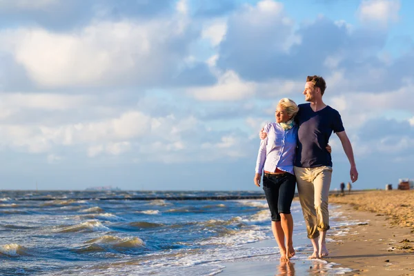 Paar spaziert am deutschen Nordseestrand — Stockfoto