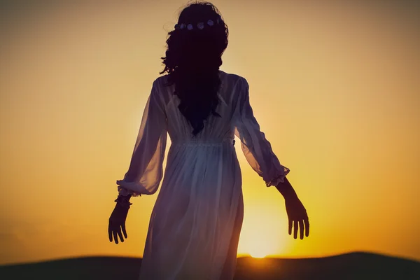 Frau auf Wüstentour blickt in den Sonnenuntergang — Stockfoto