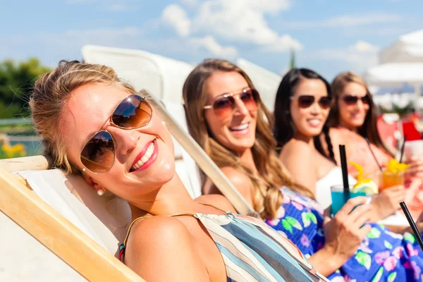 Friends tanning in beach bar — Stok fotoğraf