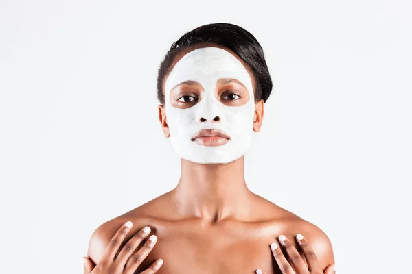 Mulher africana bonita no estúdio com máscara facial — Fotografia de Stock