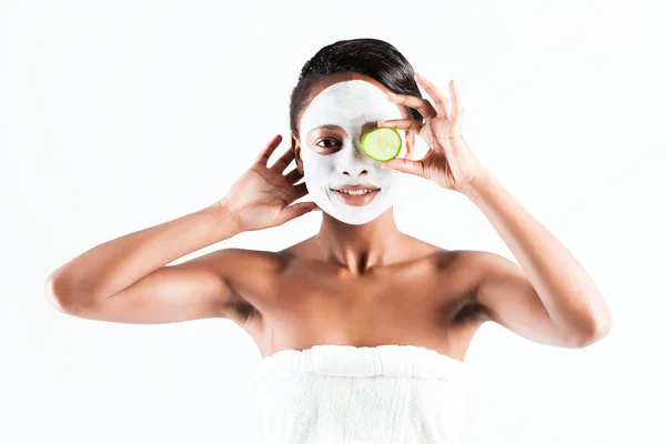 Beautiful African woman in Studio with facial mask — Stock Photo, Image